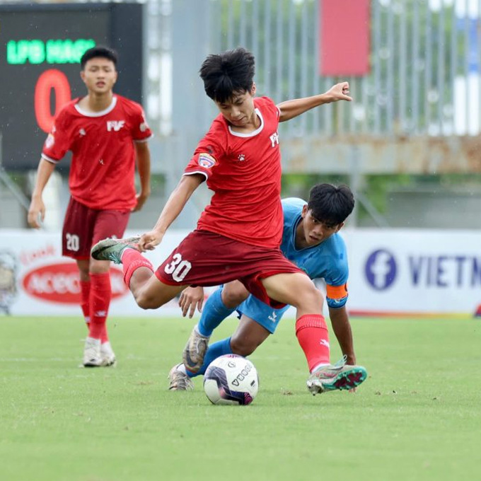 U15 PVF (áo đỏ) lấn lướt hoàn toàn so với những đồng nghiệp bên phía U15 HAGL