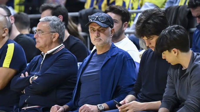 Mourinho chuyển sang cổ vũ bóng rổ