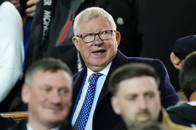 Sir Alex có mặt trên khán đài sân Ibrox để xem trận Rangers - Lyon